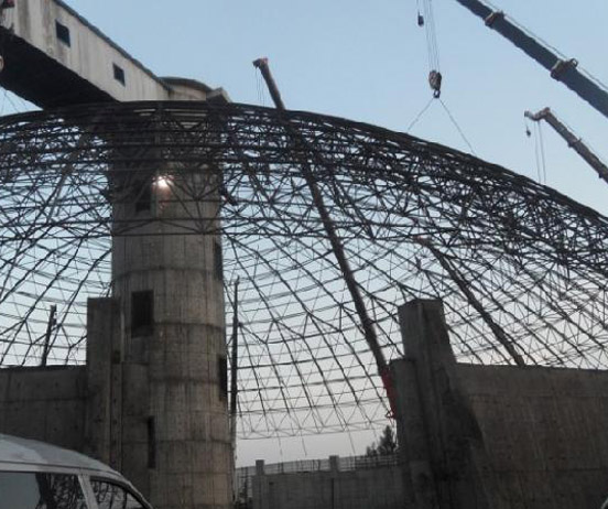 和龙网架分条或分块安装法